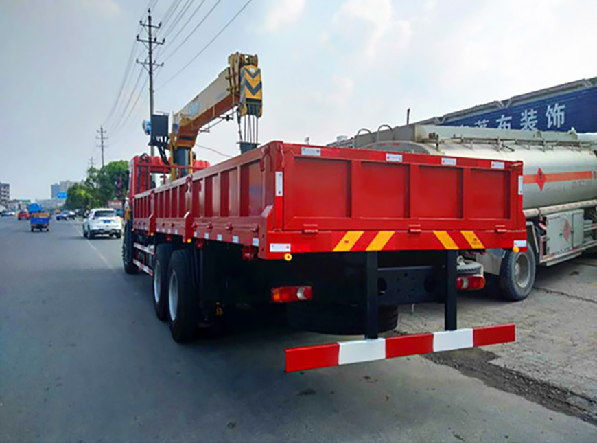 東風(fēng)專(zhuān)底后雙橋程力12噸隨車(chē)吊